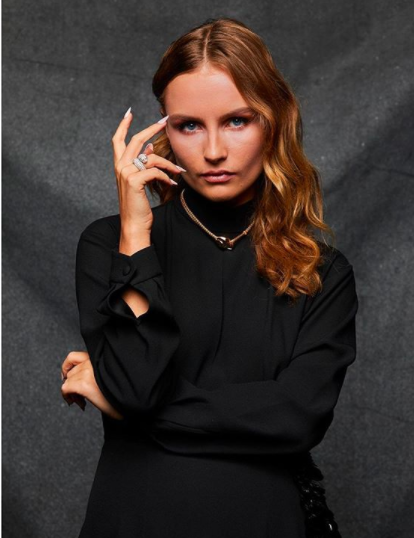 The young and talented actress, Olivia DeJonge is enjoying her lavish life with her family.